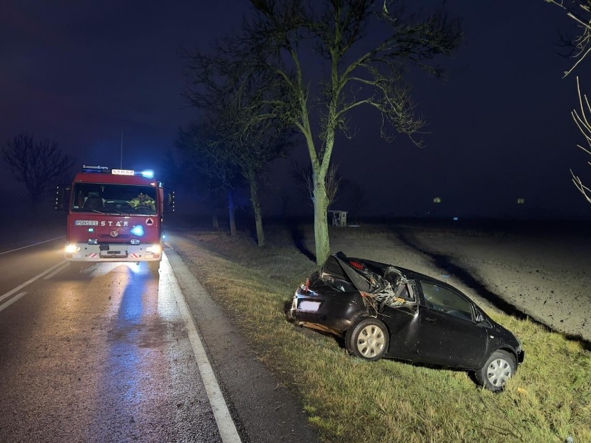 Wypadek na DK15 w Czeluścinie. Samochód uderzył w drzewo i...