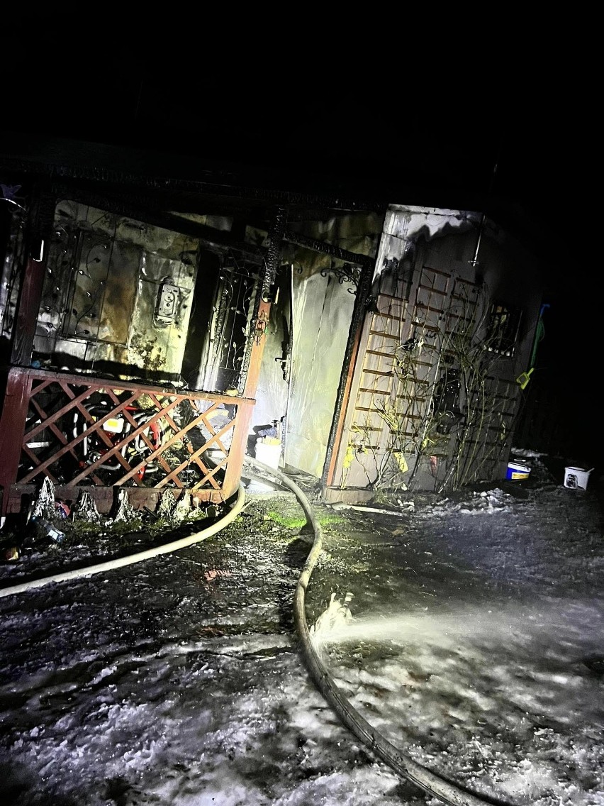 Nocne pożary domków letniskowych w gminie Kościerzyna. Domek w Gostomiu spłonął praktycznie doszczętnie