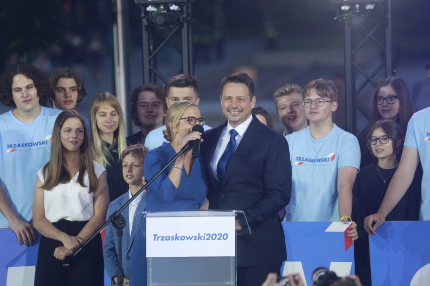 Wieczór wyborczy 2020. Rafał Trzaskowski w chwili ogłoszenia wyników wyborów prezydenckich 2020.