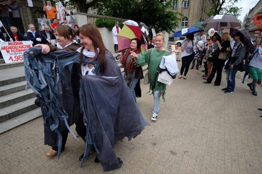 Protest pracowników instytucji kultury na placu Wolności