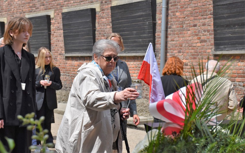 Ocaleni z Auschwitz złożyli kwiaty pod Ścianą Śmierci,...