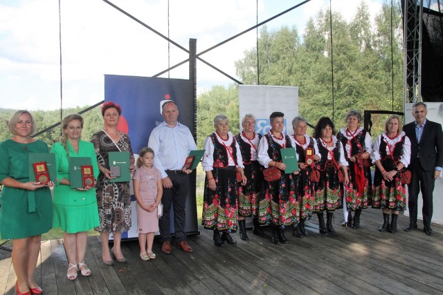 Oto Mistrzowie Agro z powiatu pińczowskiego ze Stanisławem Wróblem, redaktorem naczelnym Echa Dnia (z prawej).