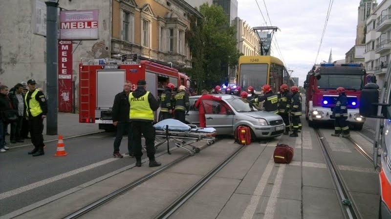 Wypadek w centrum. Ford zderzył się z tramwajem. Piotrkowska stała w korku [ZDJĘCIA, FILM]