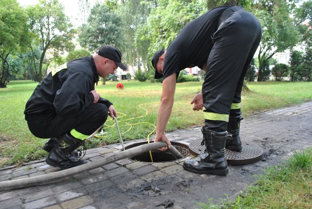 Wodę trzeba też było wypompować z piwnicy budynku przedszkola przy ul. Janickiego. Na fot. strażacy na terenie przy przedszkolu.