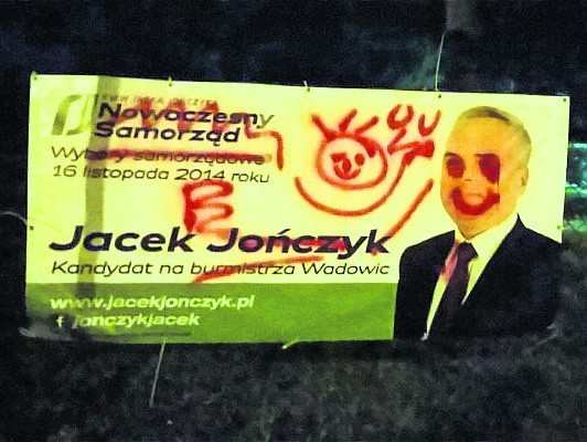 Plakaty wyborcze Jacka Jończyka najczęściej zamalowywane są właśnie tak jak na zdjęciu