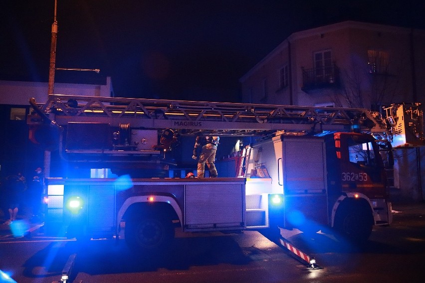 Nocny pożar na Bojańczyka we Włocławku. 12 osób ewakuowanych - mamy zdjęcia z akcji