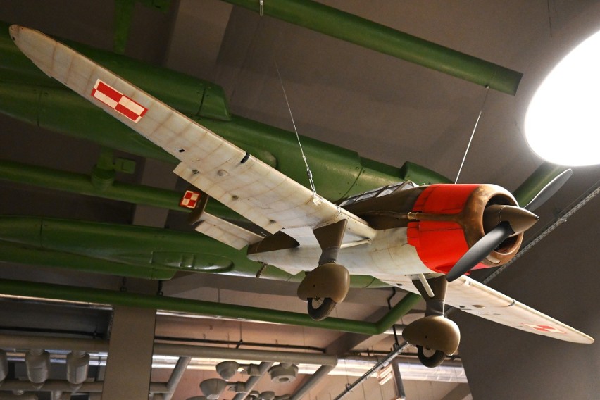 Kraków. W Muzeum Lotnictwa zawisł model samolotu PZL.46 „Sum”. W czasie II wojny światowej wyprodukowano tylko dwa egzemplarze