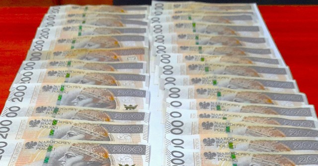 Pieniądze znalezione na ulicy, a było to kilka tysięcy złotych, przekazano na policję