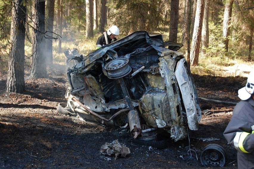 Spalony samochód ks. Damiana Kominka na DW 769 w Tworogu