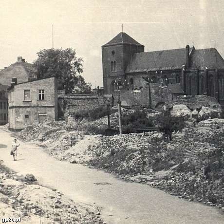 Zniszczony Słupsk po wojnie.