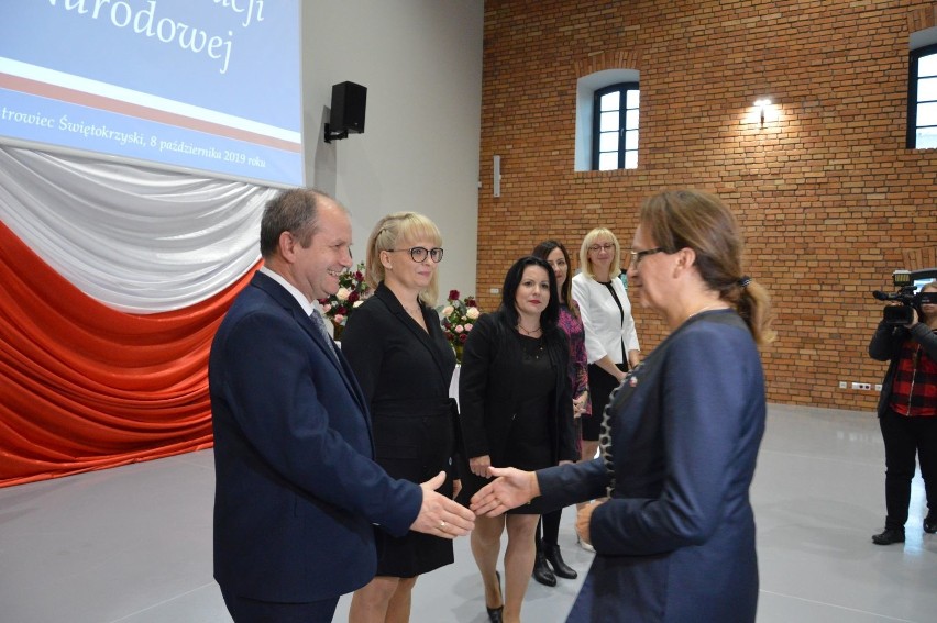 Nauczycielskie święto w powiecie ostrowieckim. Padło wiele ciepłych słów, były odznaczenia i gratulacje [ZDJĘCIA]