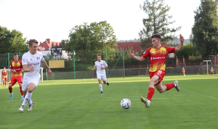 Piłkarze Korony II Kielce przegrali z Sokołem Sieniawa 1:2 w meczu 3. ligi. To ich pierwsza porażka w tym sezonie