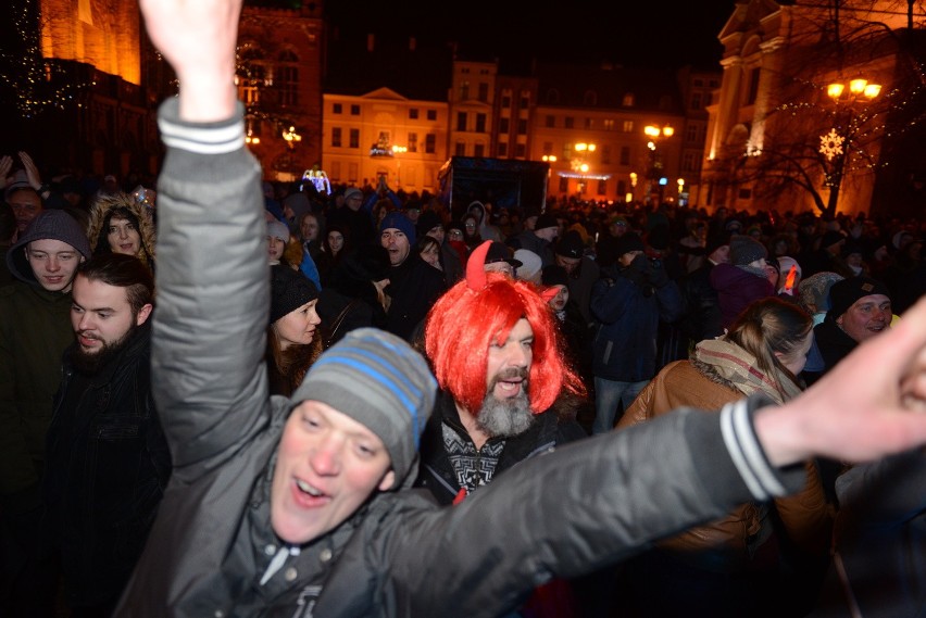 Sylwester Miejski w Toruniu. Publiczność rozgrzewał zespół...