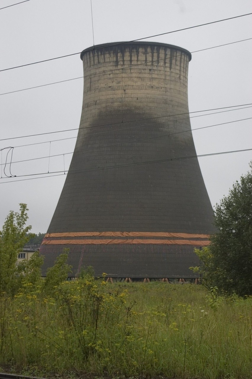 Wyburzyli 60-metrowy komin na Tatarach (ZDJĘCIA, WIDEO)