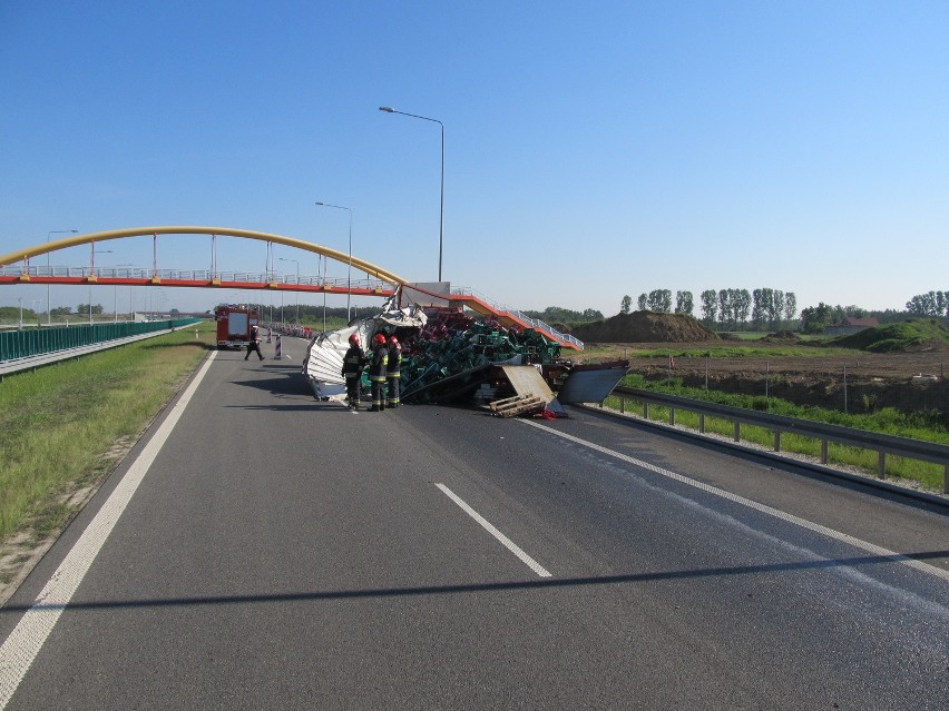 Wypadek koło Kutna. Tiry zderzyły się na A1. Butelki z piwem wypadły na autostradę [ZDJĘCIA]