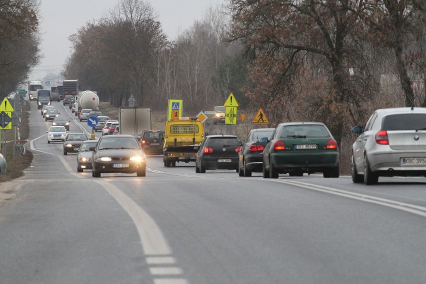 Uszkodzona ciężarówka w Bilczy. Ogromne korki na krajowej 73