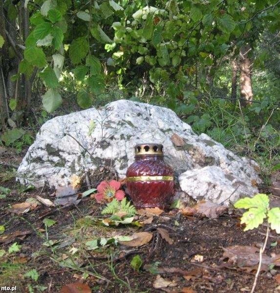 Ten grób znajdziecie na przełęczy pod Zamkową Górą w Górach Opawskich (508 metrów nad poziomem morza).