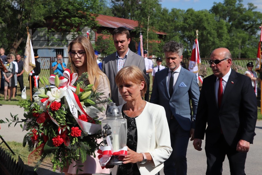 Odsłonili kamień, na którym podczas wojny doszło do tragedii. 75-lecie pacyfikacji Skałki Polskiej w gminie Łopuszno