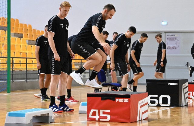 W piątek rano drugi trening w okresie przygotowawczym do sezonu 2020/21 odbyli piłkarze ręczni PGE Kielce. Odbył się on w Hali Legionów, na parkiecie i w siłowni. Po południu będą drugie zajęcia, już z użyciem piłek.- Zawodnicy wykonują różne ćwiczenia, będą dużo też biegali. Odchodzimy od biegania na stadionie lekkoatletycznym i w lesie. Chłopaki robili to przez ostatnie cztery miesiące i mają tego dość. Jeśli biegają, to w hali. Od pierwszych zajęć wprowadziliśmy też do treningu piłki, bo pierwszy sparing już 8 sierpnia i trzeba się szybko przyzwyczaić - mówi klubowy trener przygotowania fizycznego, Krzysztof Paluch.W zajęciach bierze udział 19 zawodników, z drużyną nie trenuje tylko nowy środkowy rozgrywający z Islandii, Haukur Thrastarson, który z powodu kontuzji stopy wróci na parkiet dopiero za około dwa miesiące.Zobacz zdjęcia z piątkowego treningu PGE Kielce na kolejnych slajdach.>>>>>>>WAKACJE PIŁKARZY RĘCZNYCH PGE KIELCE: PIĘKNE KOBIETY, NARTY WODNE, KONIE, MAJORKA, ISLANDIA… [zdjęcia] [B]POLECAMY RÓWNIEŻ:[/B][tabela][tr][td sz=300]IGOR KARACIĆ SIĘ ZARĘCZYŁ. ZOBACZ JEGO PIĘKNĄ WYBRANKĘ[/td][td sz=300]PIĘKNOŚĆ Z UKRAINY. ZOBACZ PARTNERKĘ ARTIOMA KARALIOKA[/td][/tr][td]BYŁY ZAWODNIK VIVE KIELCE JEST CZOŁOWYM POKERZYSTĄ ŚWIATA. WYGRYWA MILIONY DOLARÓW