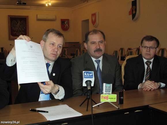 Leszek Kołacz (w środku) pozostanie dyrektorem mieleckiego szpitala.