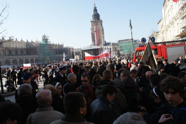 Kolejka oczekujących na wejście na płytę Rynku Głównego.