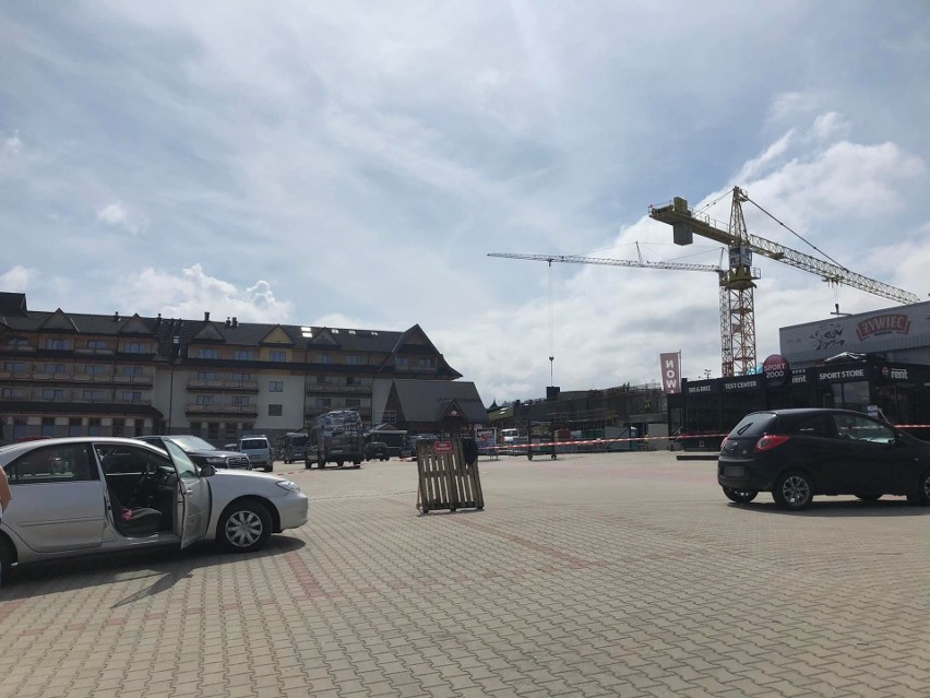 Parking pod Kotelnicą został zablokowany taśmą, paletami i...