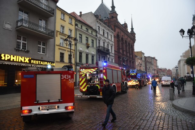 Doszło do pożaru kamienicy przy Rynku Staromiejskim 5 w Toruniu. Mieszkańców ewakuowano.