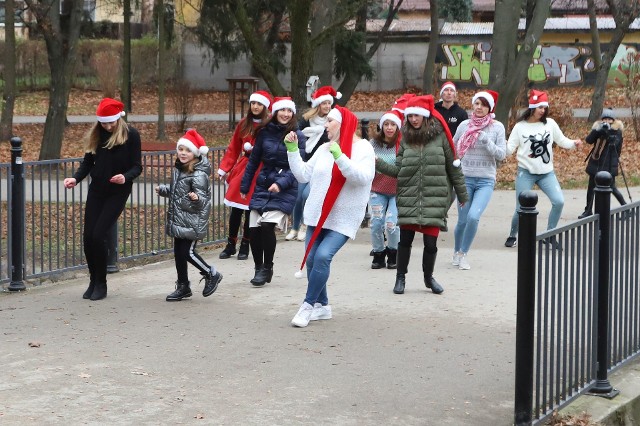 W niedzielę, 6 grudnia radomski instruktor tańca Marcin Strzelecki zorganizował Mikołajkowy Challenge Jerusalema.>  