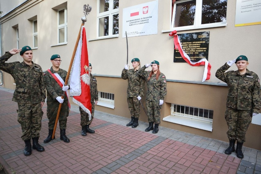 Pamięci nauczycieli z czasów okupacji - tablica na Szkole Podstawowej nr 114 odsłonięta w Dniu Edukacji Narodowej 