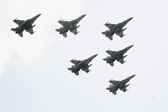 Defilada polskich samolotów F-16. Na kolejnych slajdachmaszyny, które można było podziwiać podczas ostatnich edycji pokazów Air Show w Radomiu.