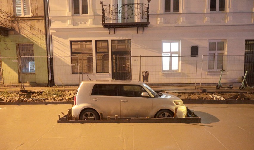 Ekipa budowlana na Legionów w Łodzi "zabetonowała" auto! Samochód stał się atrakcją turystyczną. Tłumy gapiów go oglądają. Zobaczcie zdjęcia