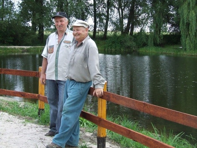 Jerzy Cieśliński (z prawej) z  radnym Zdzisławem Mrowińskim w oazie "Falocz&#8221;