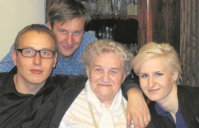 Jan, Maciej i Marysia z babcią Lidką