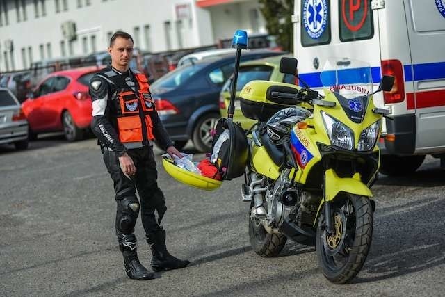 Szymon Katafias, ratownik medyczny z 10-letnim stażem, jest jedną z 5 osób, które w WSPR w Bydgoszczy mają uprawnienia do jazdy motoambulansem