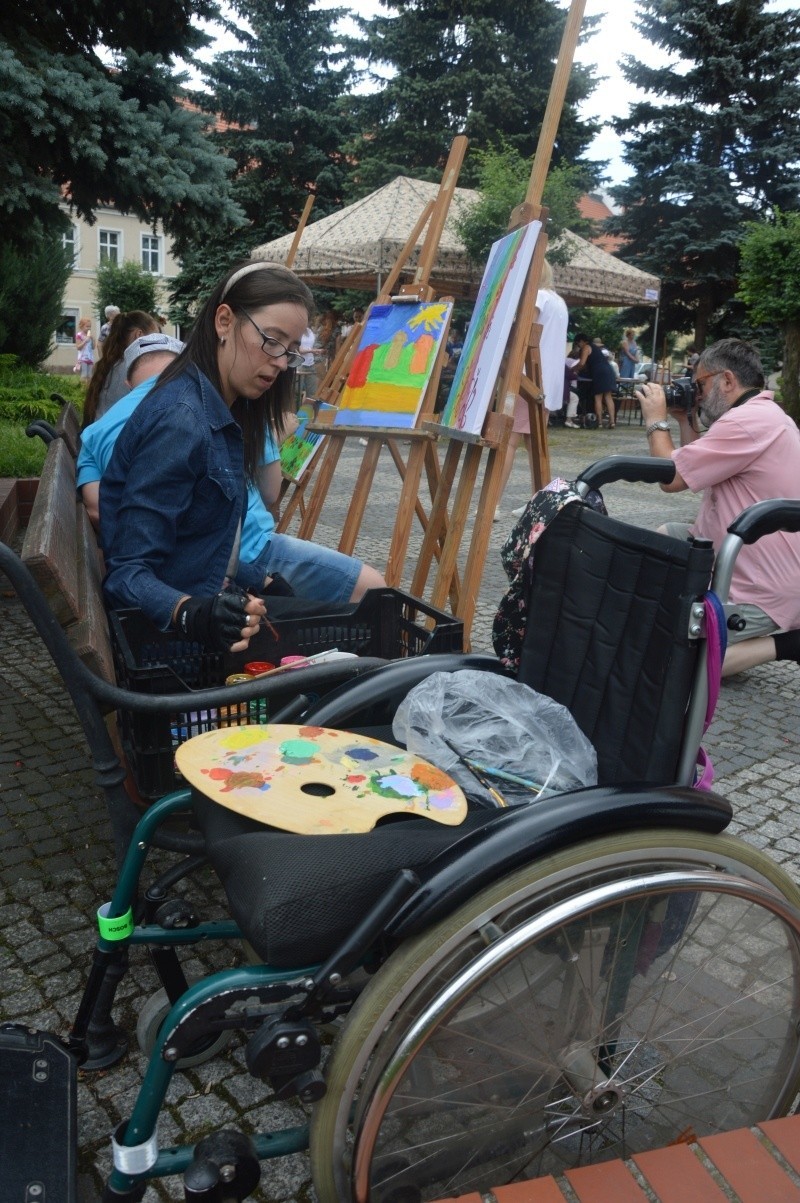 Uczestnicy festiwalu brali udział m.in. w plenerze malarskim...