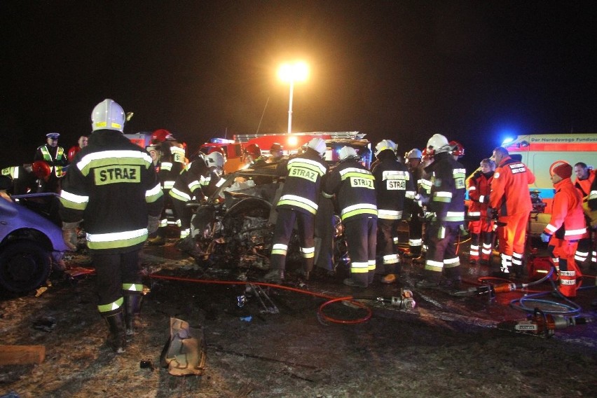 Śmiertelny wypadek na ekspresowej "7" koło Tokarni. Wielu rannych. Jeden z kierowców jechał pod prąd, doszło do czołowego zderzenia! 