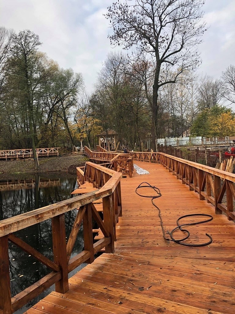 Kraków. Postęp prac w Parku Duchackim. Na ukończeniu budowa pomostu i altany [ZDJĘCIA] 