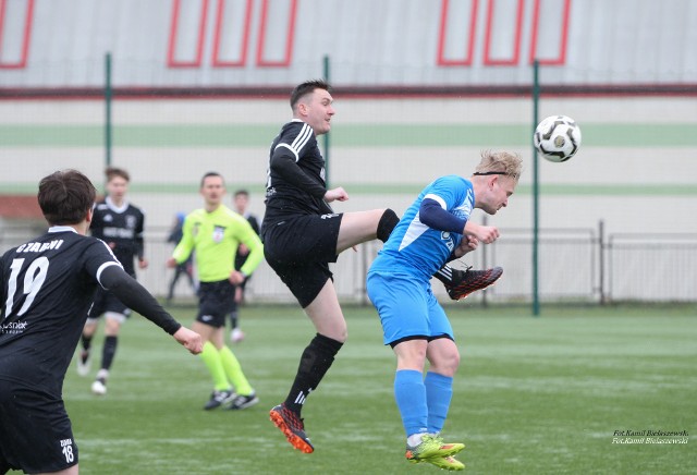 Czarni Połaniec wygrali w meczu na szczycie z GKS Zio-Max Nowiny 1:0.