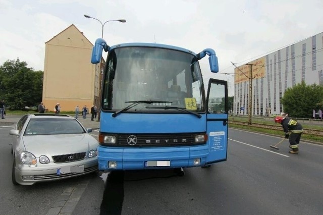 Wypadek autokarów z Knurowa we Wrocławiu. Jechały nimi dzieci z gimnazjum nr 3 w Knurowie