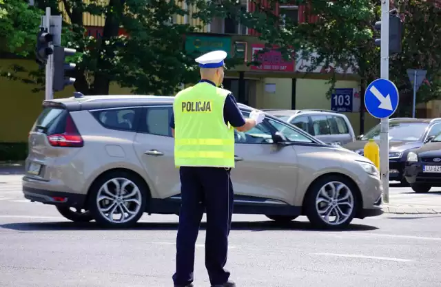 - Najgorzej jest w komendzie stołecznej obejmującej Warszawę i okolice, gdzie brakuje 1,9 tys. osób - czyli jednej piątej składu. A to miejsce newralgiczne, tu jest największy przepływ ludzi, urzędy, biznes, co przyciąga też przestępczość - dowiadujemy się z "Rzeczpospolitej".