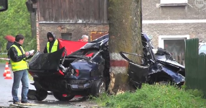 Audi uderzyło w drzewo. Nie żyje 15 i 17-latek. Jeden z nich prowadził samochód