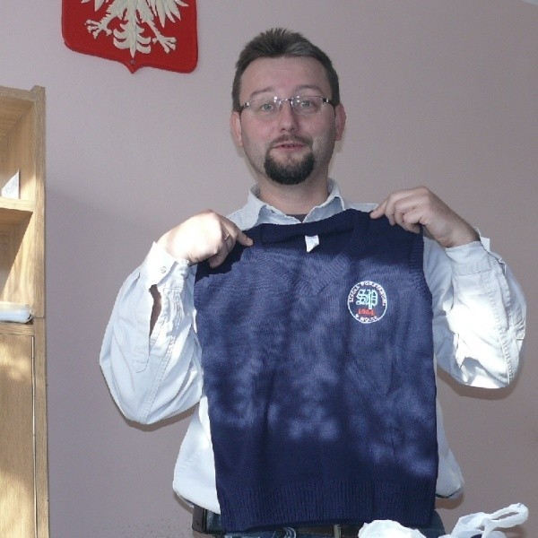 Dyrektor Andrzej Rudziński &#8222;mierzy&#8221; męską wersję szkolnego mundurka Szkoły Podstawowej w Wólce.