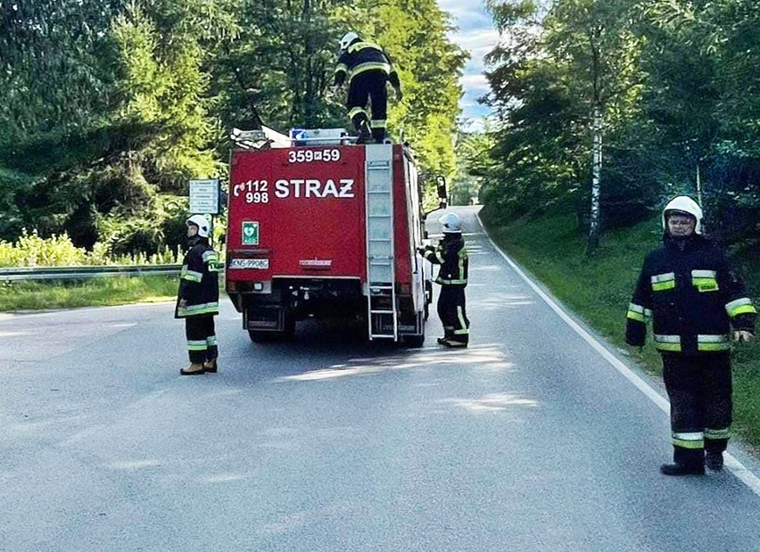 Ciągnik wywrócił się w Beskidzie Sądeckim. Strażacy w akcji. Ranny mężczyzna w szpitalu