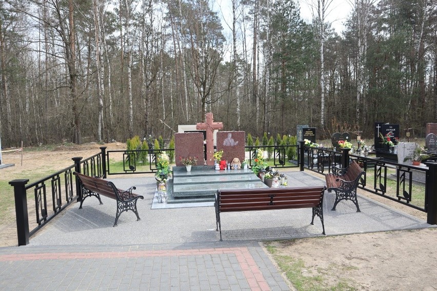 Po Wielkanocy grób Krzysztofa Krawczyka w Grotnikach zmienił wygląd. Co się wydarzyło? Zobaczcie zdjęcia