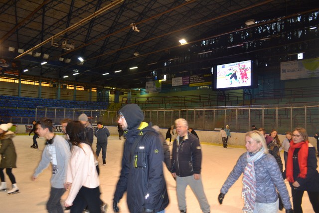 Jedną z ciekawszych atrakcji zimowych w wielu miastach są lodowiska. W Sosnowcu znajdziemy obecnie dwa takie obiekty. Jeden na Stadionie Zimowym na Sielcu, drugi w centrum obok Urzędu Miasta.