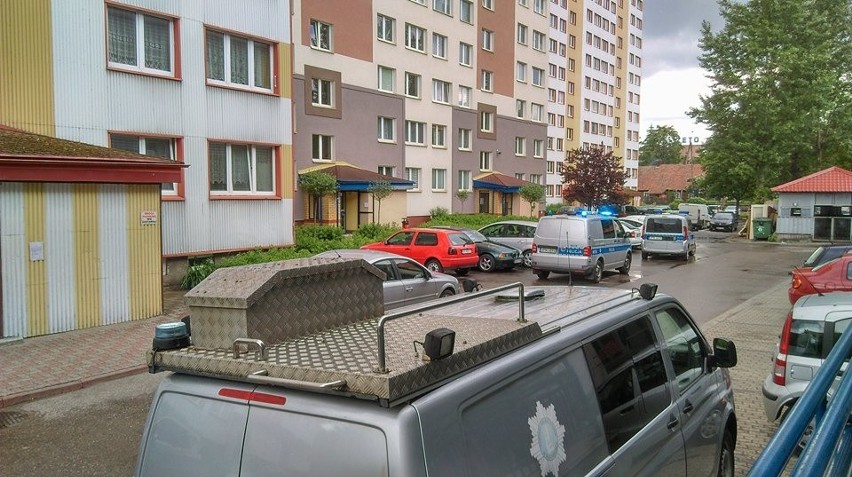 Ulica świętego Wojciecha w Białymstoku. Znaleziono zwłoki mężczyzny pod blokiem. Policja ustala przyczynę zgonu [ZDJĘCIA]
