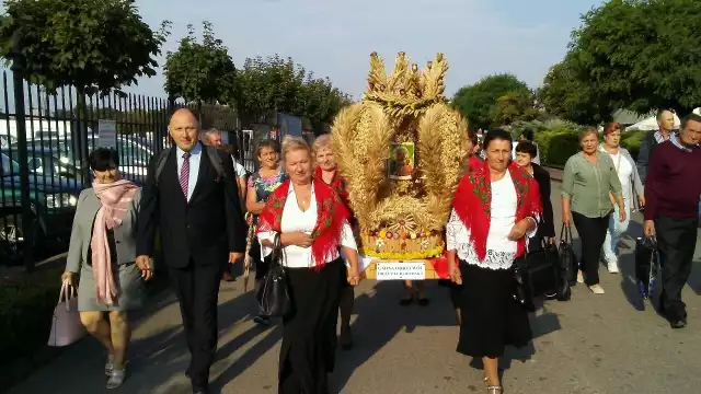 Na Jasnej Górze delegacja z gminy Odrzywół zaprezentowała wieniec z Kolonii Myślakowic.