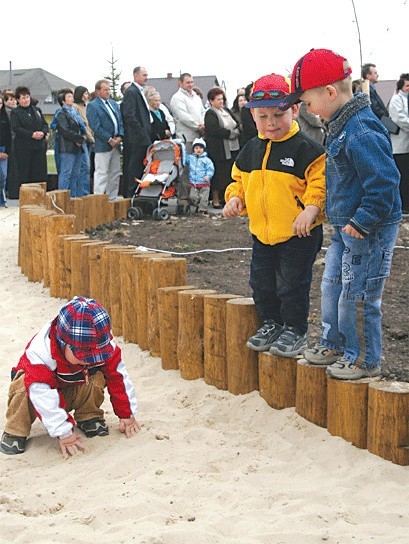 Adaś Wojciechowski z Szymonem i Maćkiem Stepnowskimi woleli bawić się w żółtym piasku