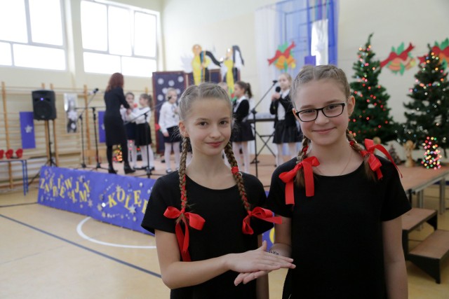 Aniela Chodziutko i Zofia Sakowicz (od lewej) z zespołu Naaj, który działa w Szkole Podstawowej nr 2 w Czarnej Białostockiej