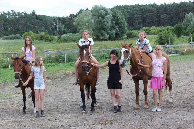 Młode amatorki jazdy konnej szkolą się pod okiem instruktorek.